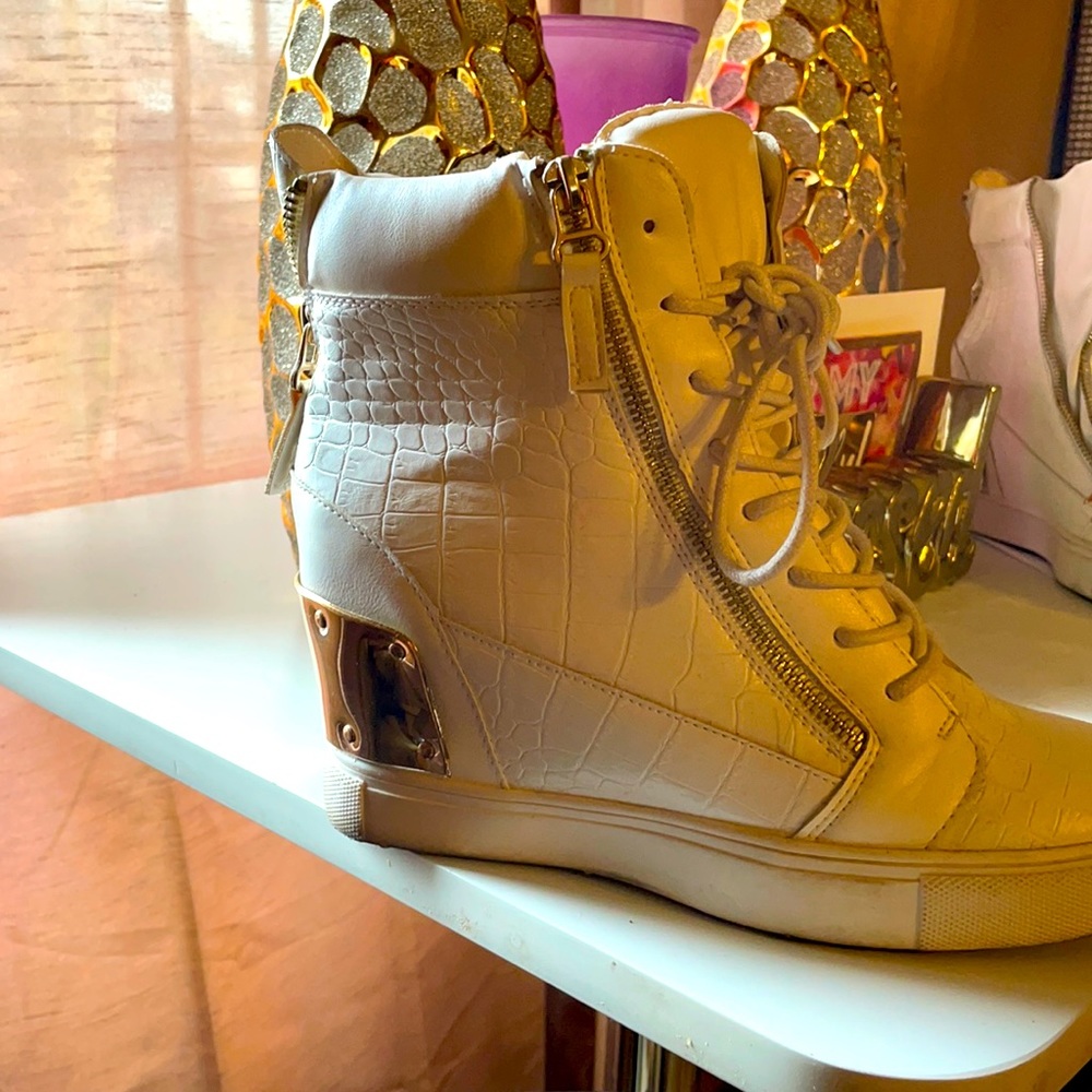 Wedge sneaker